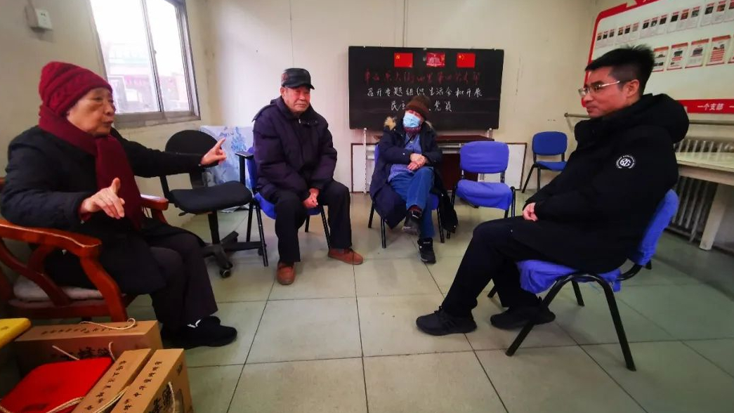 北京市第十二中学开展春节前夕慰问退休老党员老教师活动