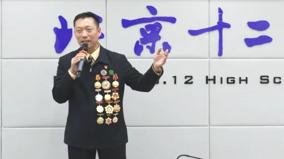 交通劳模讲故事 文明实践进校园——北京市第十二中学开展“绿色出行 畅通北京”宣讲活动
