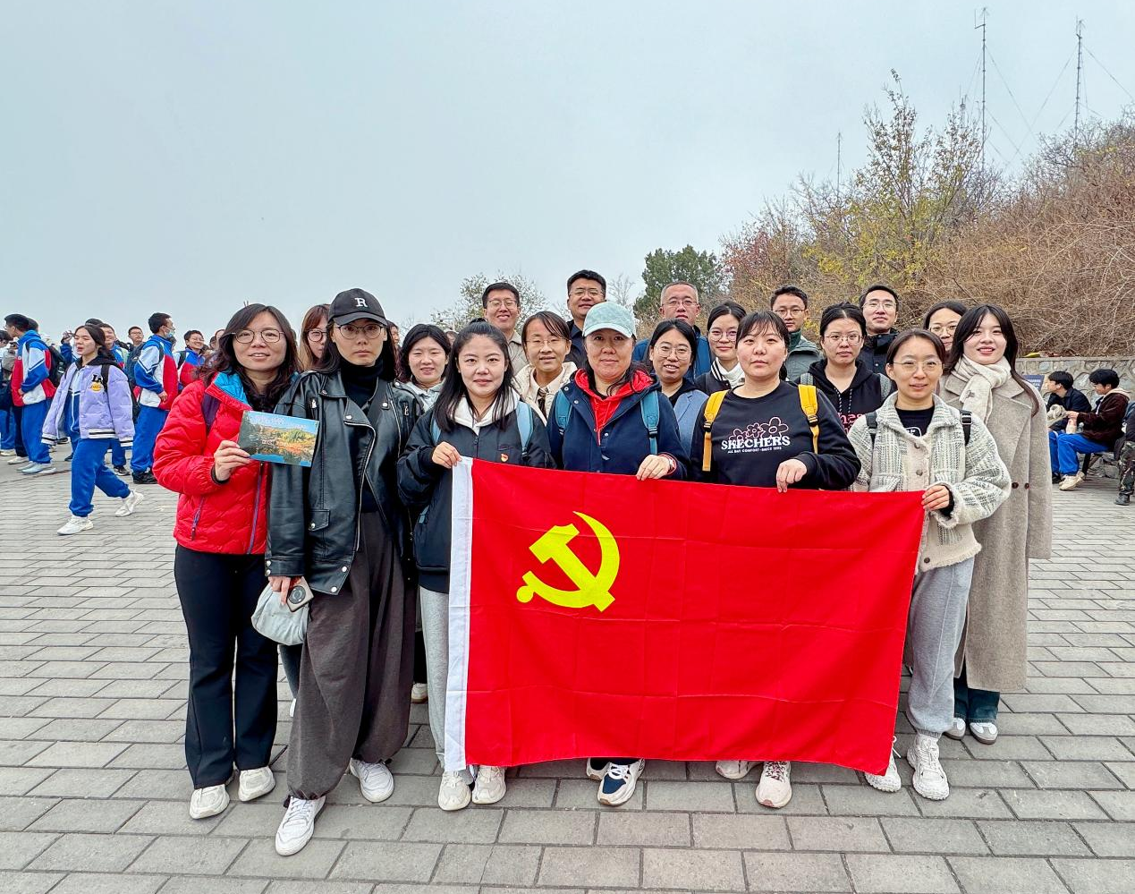 霜枫燃梦青春舞 西山绽彩秋韵扬——高一年级西山国家森林公园党团联合主题实践活动顺利举办