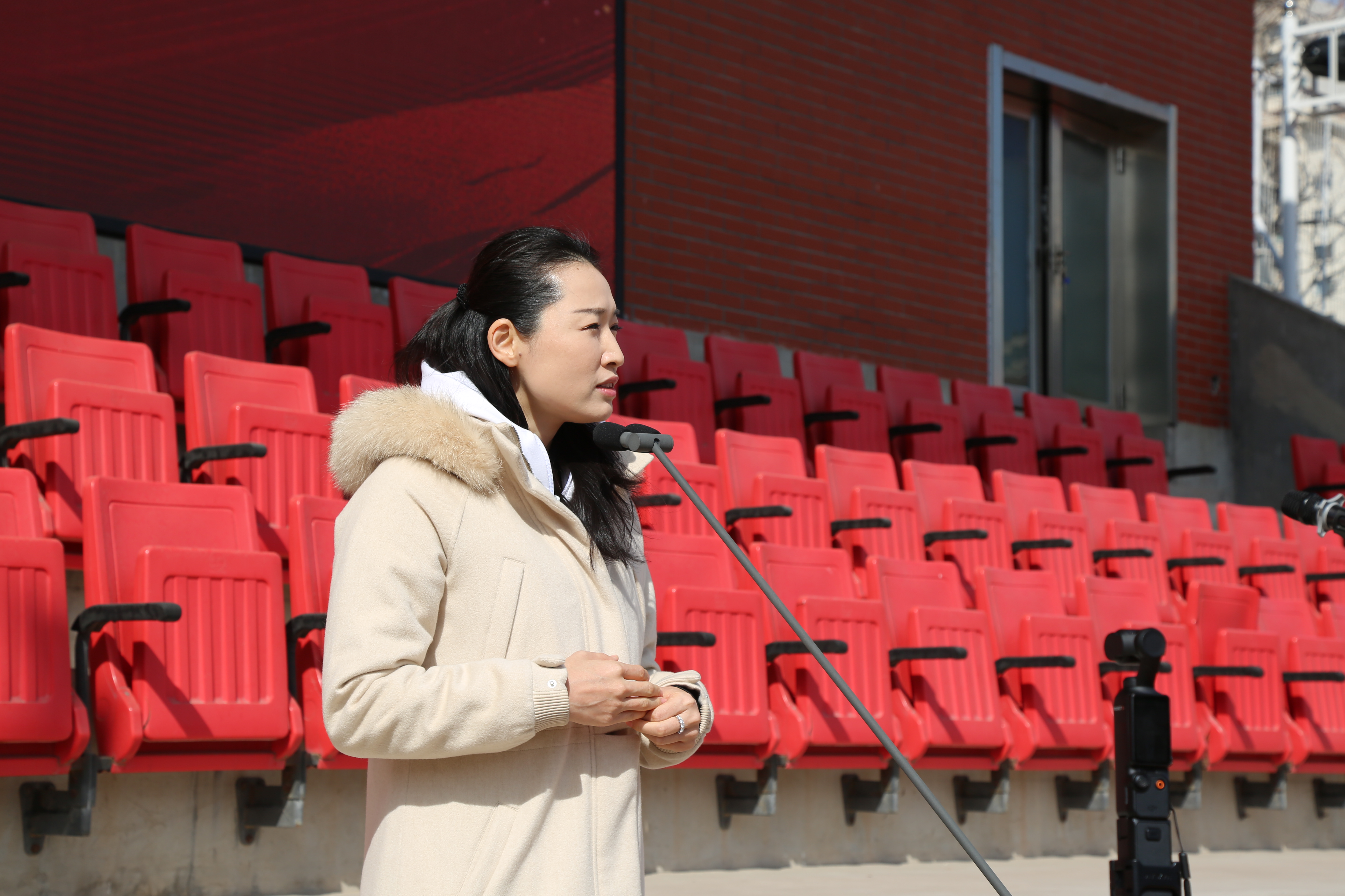 弘扬体育精神 汇聚青春力量——奥运会冠军罗雪娟走进北京十二中暨校园体育节开幕