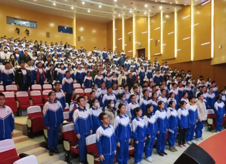 扬榜样风帆 启奋进航程——北京十二中2023级高二年级上学期期末表彰会隆重举行