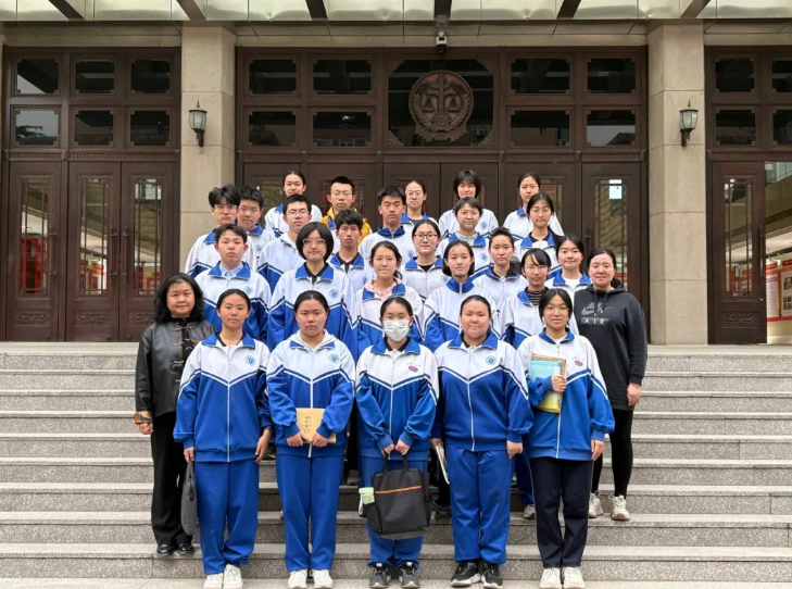 观摩庭审“零距离” 以案促学“筑防线”——北京十二中师生法庭观摩活动