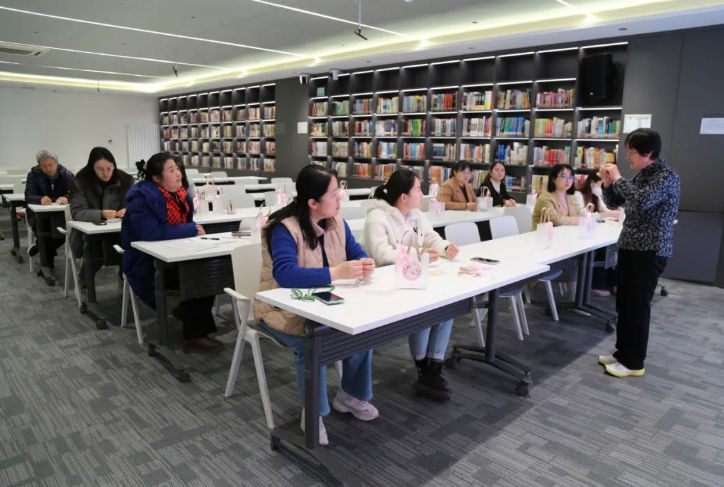 多彩活动庆 “三八” ，致敬最美女教师——北京十二中庆祝国际妇女节主题活动