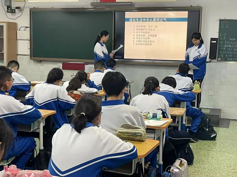 红耀青春担使命 行稳致远启新程——北京十二中高二年级德育课程系列活动报道二十三