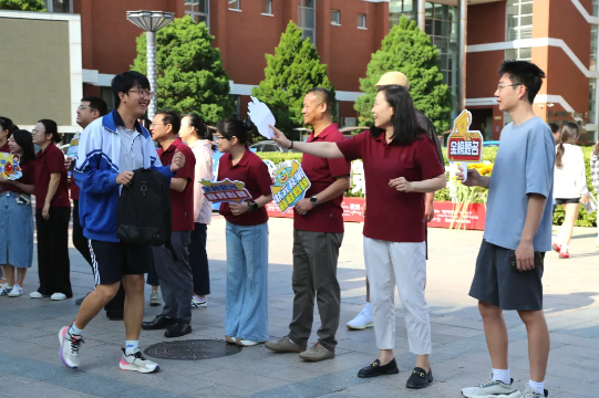 笔蘸晨光 阶至星芒——北京十二中2025届高三送考现场