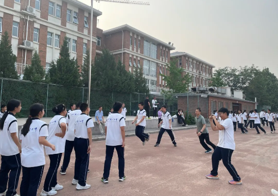 同心跃动展风采 师生共“摇”协作曲 ——记北京十二中科丰校区初一年级跳长绳比赛
