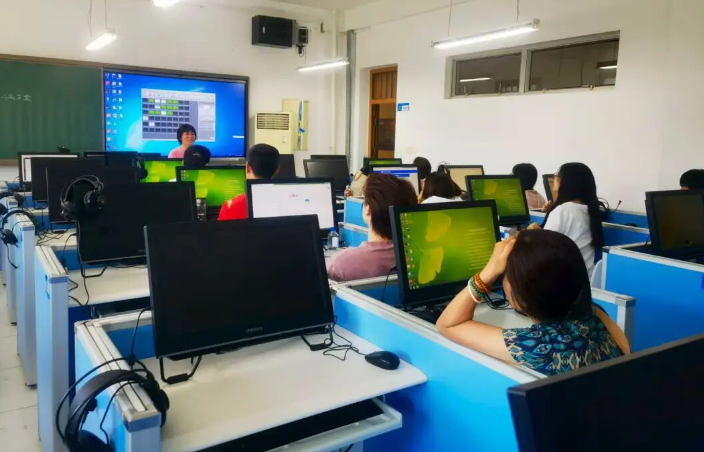 北京十二中科研年会技术分会：聚焦人工智能通识教育 共绘新学期课程蓝图